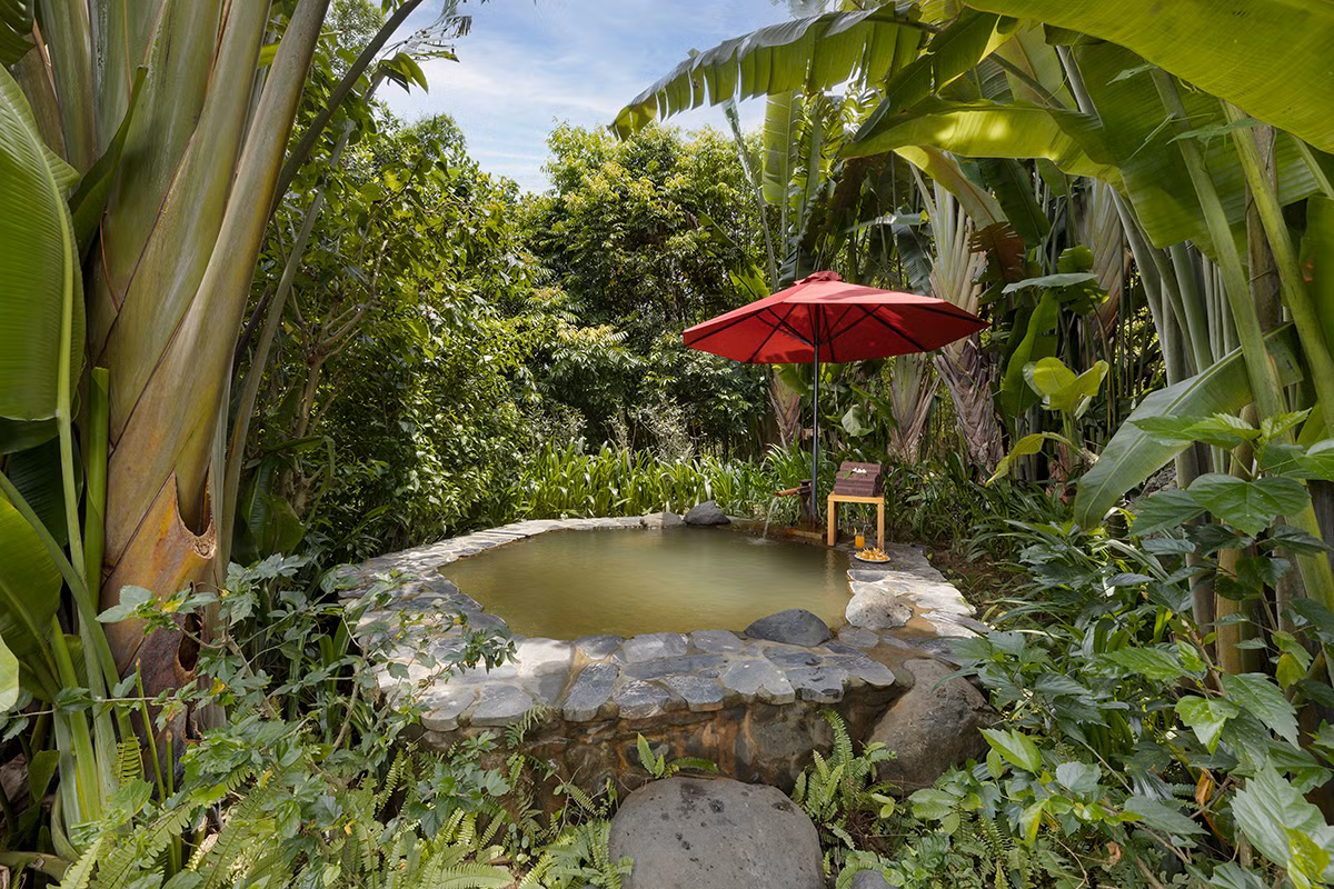 Bể tắm onsen giữa thiên nhiên tại Serena Resort Kim Bôi