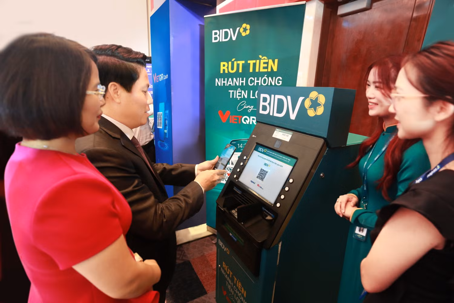 Phó Thống đốc Ngân hàng Nhà nước Phạm Tiến Dũng trải nghiệm dịch vụ VietQRCash tại gian hàng BIDV.