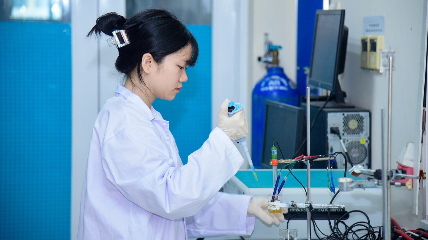 Tú Anh tại phòng thí nghiệm của trường. Ảnh: Nhân vật cung cấp