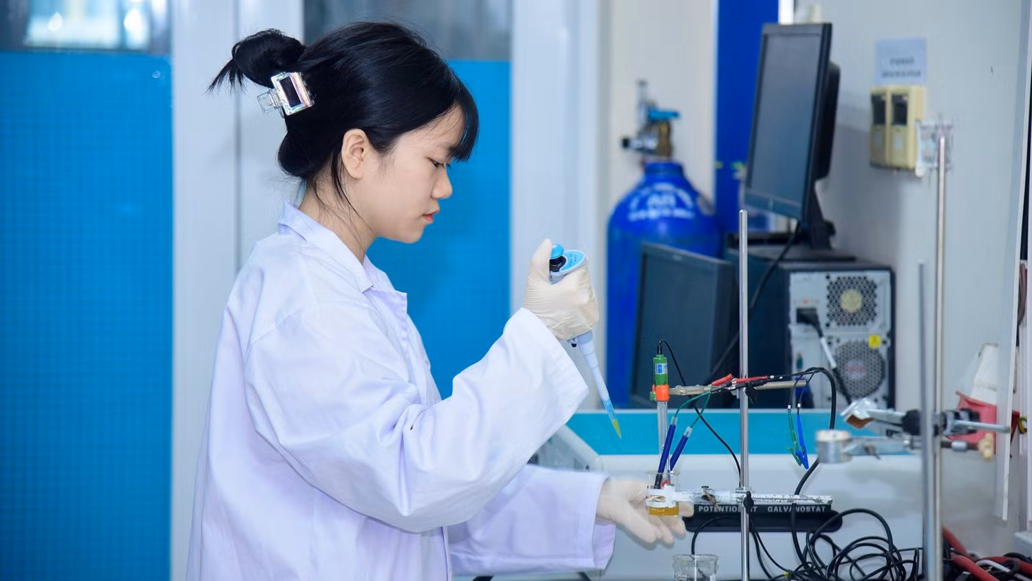Tú Anh tại phòng thí nghiệm của trường. Ảnh: Nhân vật cung cấp Tú Anh tại phòng thí nghiệm của trường. Ảnh: Nhân vật cung cấp