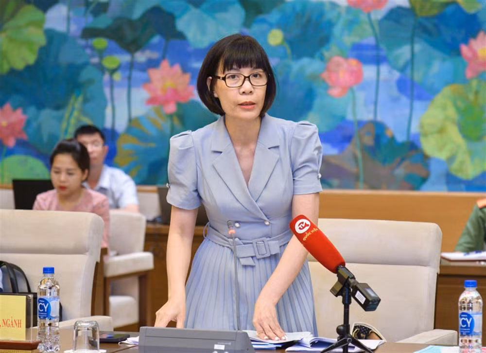 Bà Lê Thị Hoà thảo luận tại phiên họp.
