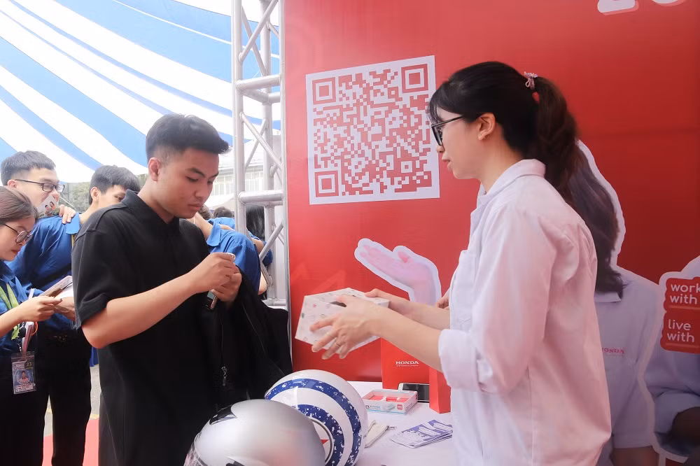 Sinh viên tham gia trải nghiệm và nhận quà tại các gian trưng bày của doanh nghiệp. Sinh viên tham gia trải nghiệm và nhận quà tại các gian trưng bày của doanh nghiệp.