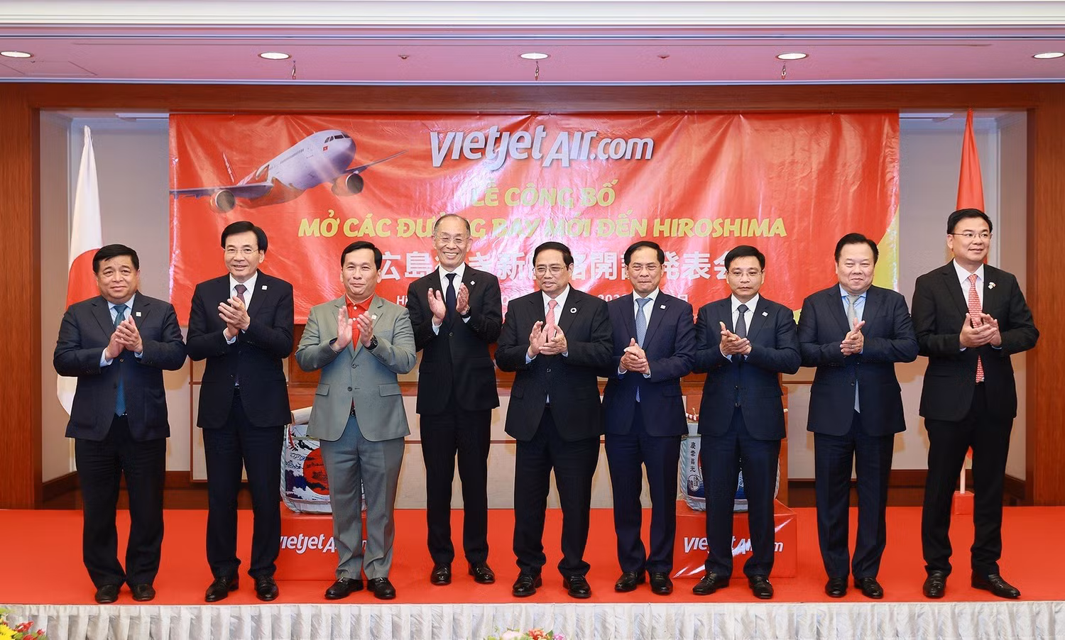 Các đại biểu cùng tham gia vào nghi thức Kagamibiraki chào mừng đường bay Vietjet đến Hiroshima