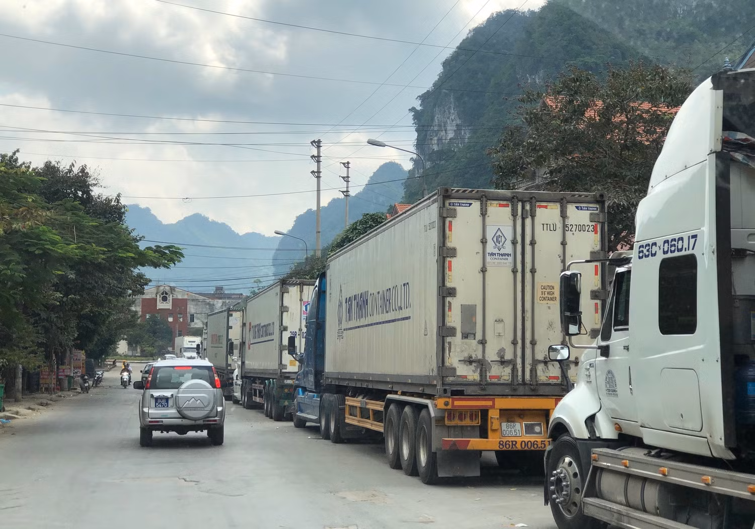 Số lượng xe chở hàng nông sản xuất khẩu tăng đột biến, nguy cơ xảy ra tình trạng ùn ứ hàng nông sản xuất khẩu. Ảnh: Baochinhphu.vn Số lượng xe chở hàng nông sản xuất khẩu tăng đột biến, nguy cơ xảy ra tình trạng ùn ứ hàng nông sản xuất khẩu. Ảnh: Baochinhphu.vn