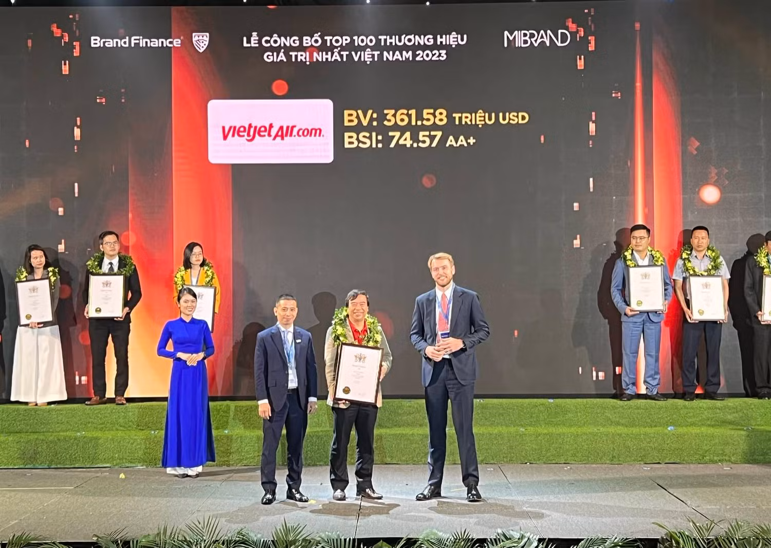 Ông Nguyễn Đức Thịnh, Phó tổng giám đốc Vietjet nhận chứng nhận. (ảnh: N.T) Ông Nguyễn Đức Thịnh, Phó tổng giám đốc Vietjet nhận chứng nhận. (ảnh: N.T)