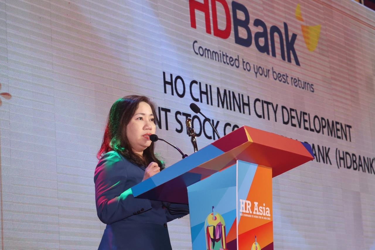 Chị Nguyễn Thị Thanh Thủy – Phó giám đốc Khối Nhân sự HDBank chia sẻ: “Chúng tôi đã và đang nỗ lực xây dựng chiến lược con người để biến ngôi nhà HDBank là ngôi nhà hạnh phúc nhất - nơi mà các cán bộ nhân viên ngoài công việc hằng ngày còn có thể cảm nhận được niềm vui và giá trị của cuộc sống mà Ngân hàng mang đến cho họ”. Chị Nguyễn Thị Thanh Thủy – Phó giám đốc Khối Nhân sự HDBank chia sẻ: “Chúng tôi đã và đang nỗ lực xây dựng chiến lược con người để biến ngôi nhà HDBank là ngôi nhà hạnh phúc nhất - nơi mà các cán bộ nhân viên ngoài công việc hằng ngày còn có thể cảm nhận được niềm vui và giá trị của cuộc sống mà Ngân hàng mang đến cho họ”.