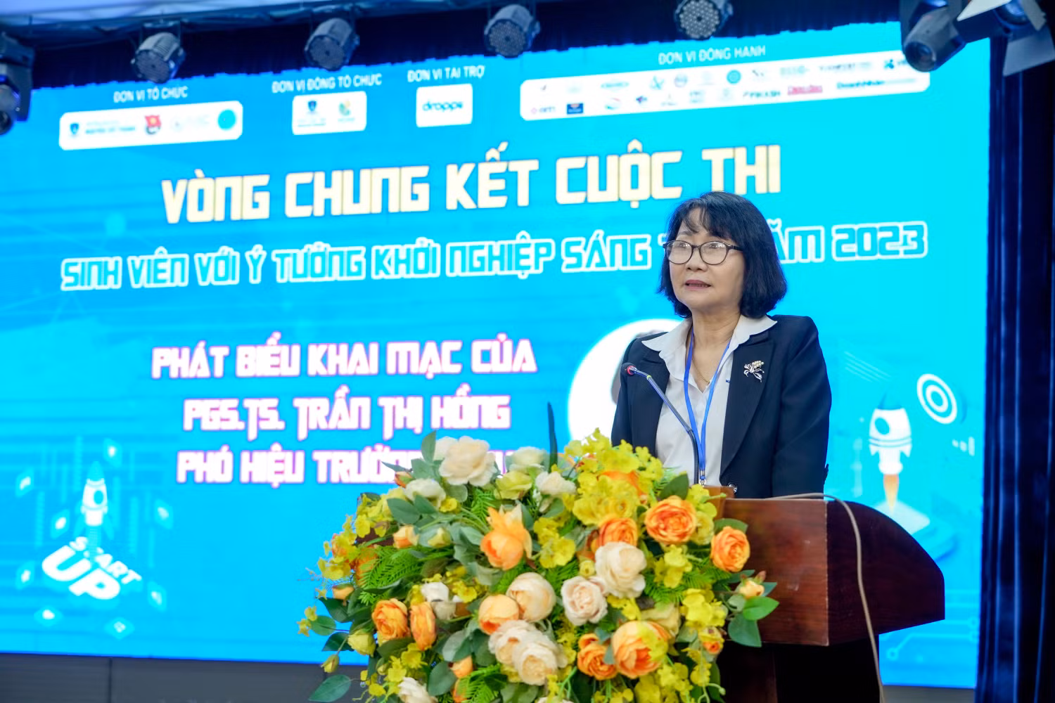 Phó Giáo sư, Tiến sĩ Trần Thị Hồng - Phó Hiệu trưởng gửi lời chúc mừng đến các đội thi tham gia tranh tài tại vòng chung kết. Phó Giáo sư, Tiến sĩ Trần Thị Hồng - Phó Hiệu trưởng gửi lời chúc mừng đến các đội thi tham gia tranh tài tại vòng chung kết.