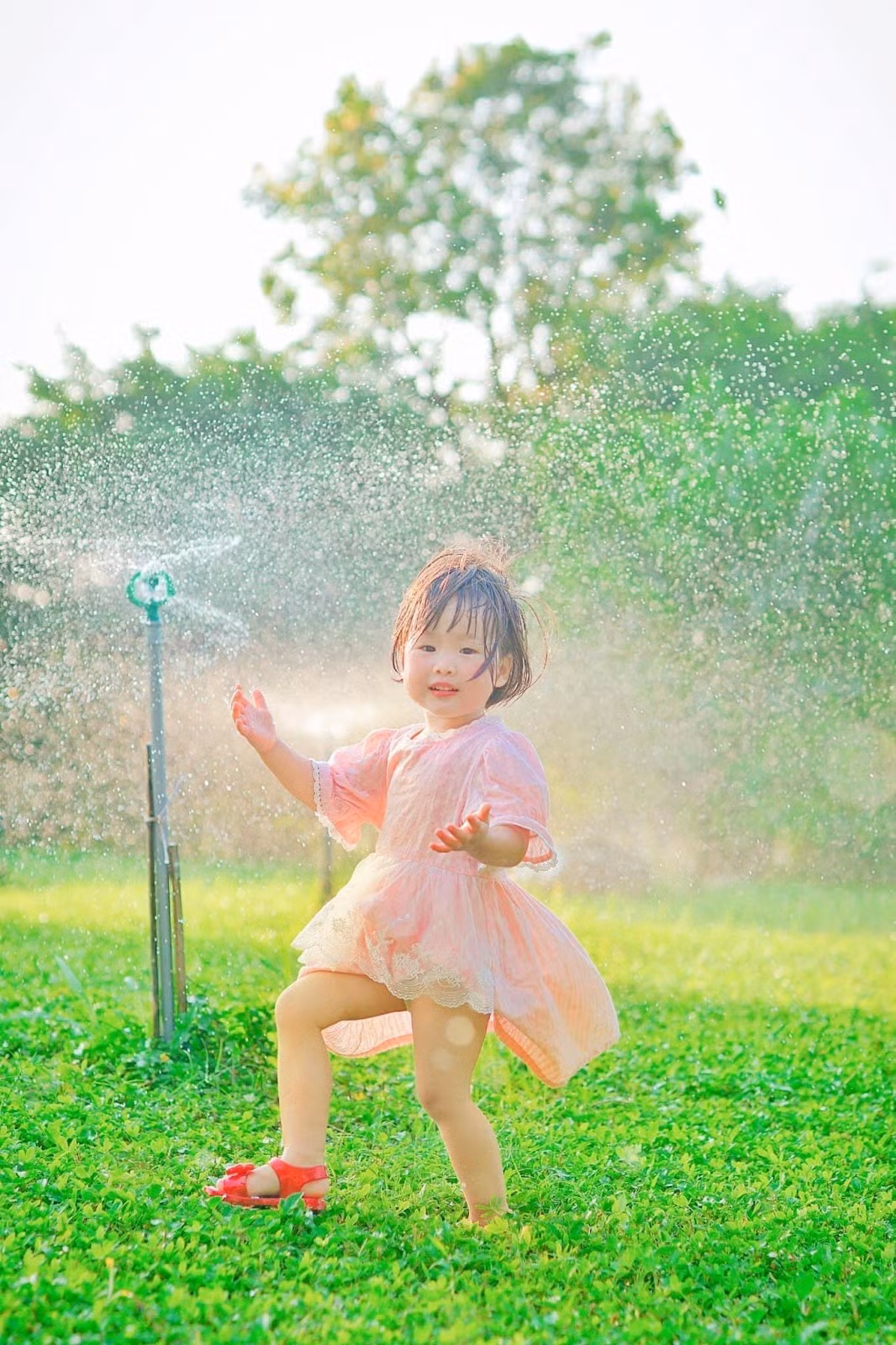 Trẻ nhỏ hạnh phúc khi chơi đùa giữa thiên nhiên Trẻ nhỏ hạnh phúc khi chơi đùa giữa thiên nhiên