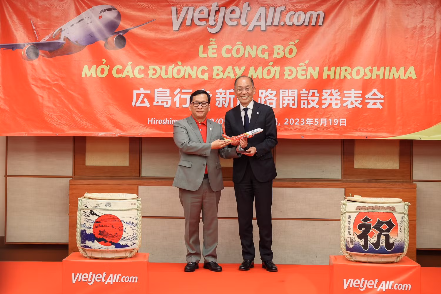 Tổng giám đốc Vietjet Đinh Việt Phương trao quà lưu niệm cho ông Masahiko Tanabe, Phó thống đốc tỉnh Hiroshima