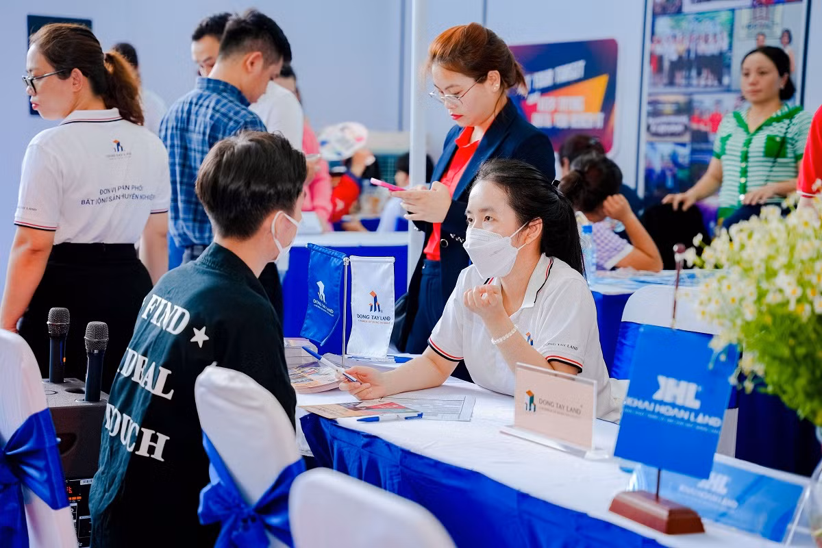 Được tư vấn, kết nối với các các doanh nghiệp, nhiều bạn trẻ đã ứng tuyển gia nhập ngành ngay trong sự kiện Được tư vấn, kết nối với các các doanh nghiệp, nhiều bạn trẻ đã ứng tuyển gia nhập ngành ngay trong sự kiện
