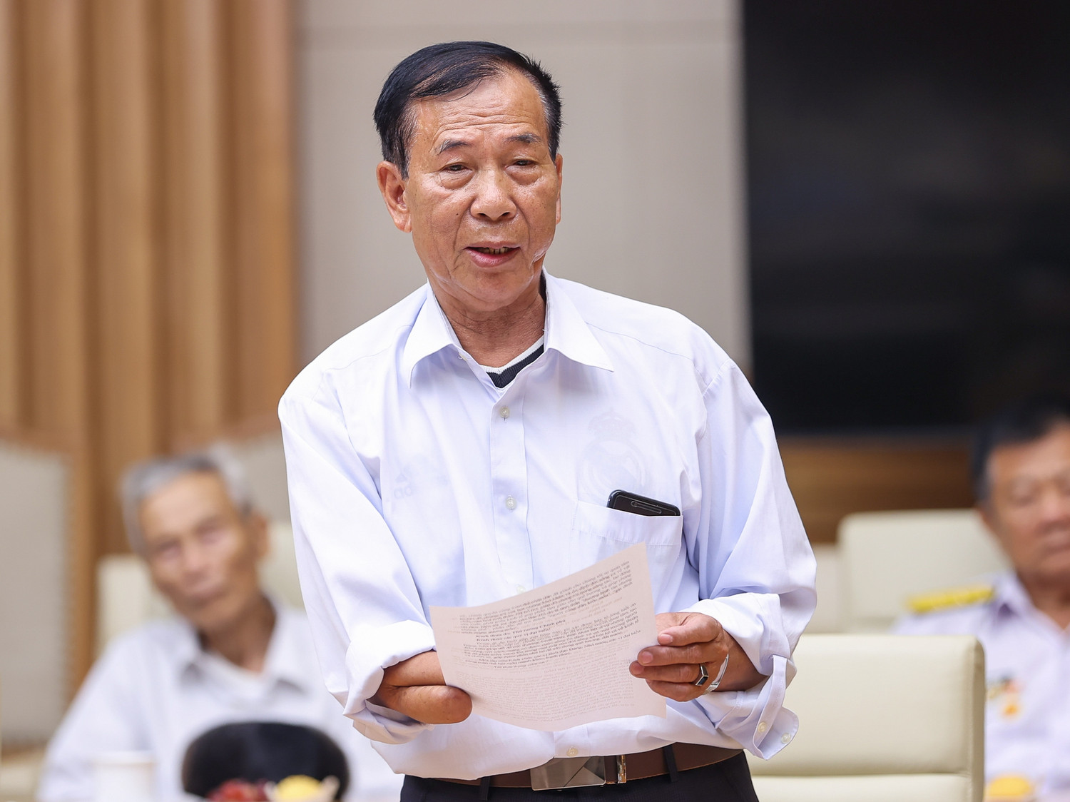 Bác Nguyễn Đức Liền, thương binh 1/4 chia sẻ câu chuyện về lòng yêu nước, đức hy sinh phụng sự đất nước, vì độc lập dân tộc, vì tự do, hạnh phúc của nhân dân. Ảnh: VGP/Nhật Bắc