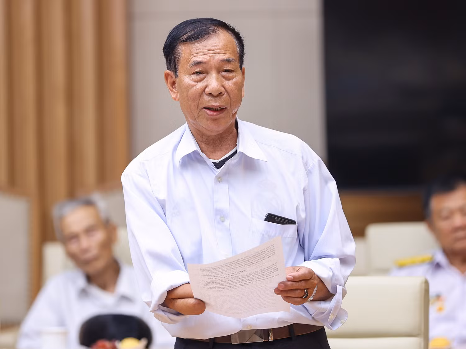 Bác Nguyễn Đức Liền, thương binh 1/4 chia sẻ câu chuyện về lòng yêu nước, đức hy sinh phụng sự đất nước, vì độc lập dân tộc, vì tự do, hạnh phúc của nhân dân. Ảnh: VGP/Nhật Bắc
