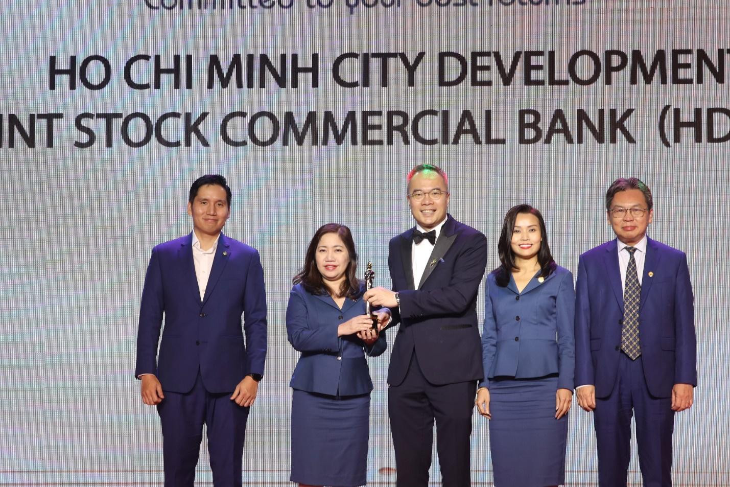 HDBank là ngân hàng 6 lần liên tiếp nhận giải “Nơi làm việc tốt nhất Châu Á - Best companies to work for in Asia” và được vinh danh “Doanh nghiệp tiên phong chuyển đổi số”. HDBank là ngân hàng 6 lần liên tiếp nhận giải “Nơi làm việc tốt nhất Châu Á - Best companies to work for in Asia” và được vinh danh “Doanh nghiệp tiên phong chuyển đổi số”.