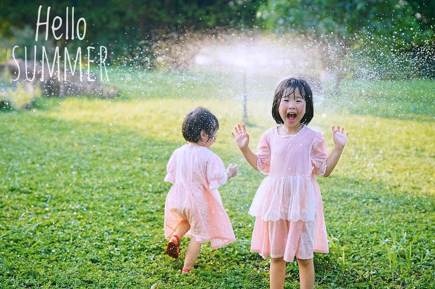 Các em nhỏ nô đùa trong khu đô thị Ecopark Các em nhỏ nô đùa trong khu đô thị Ecopark