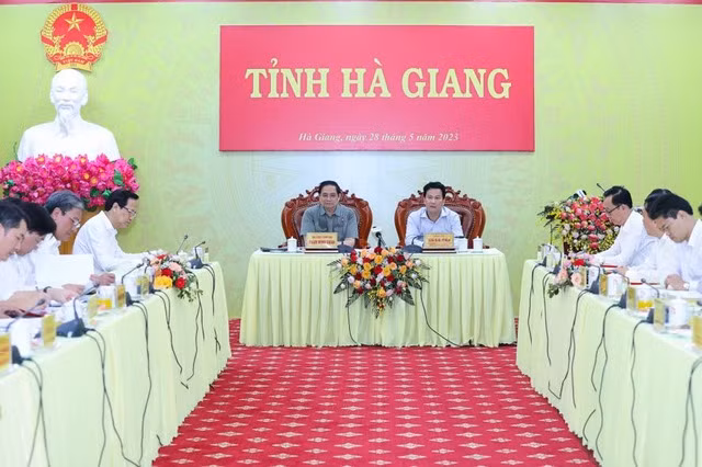 Thủ tướng Phạm Minh Chính và đoàn công tác làm việc với Ban Thường vụ Tỉnh ủy Hà Giang - Ảnh: VGP/Nhật Bắc Thủ tướng Phạm Minh Chính và đoàn công tác làm việc với Ban Thường vụ Tỉnh ủy Hà Giang - Ảnh: VGP/Nhật Bắc