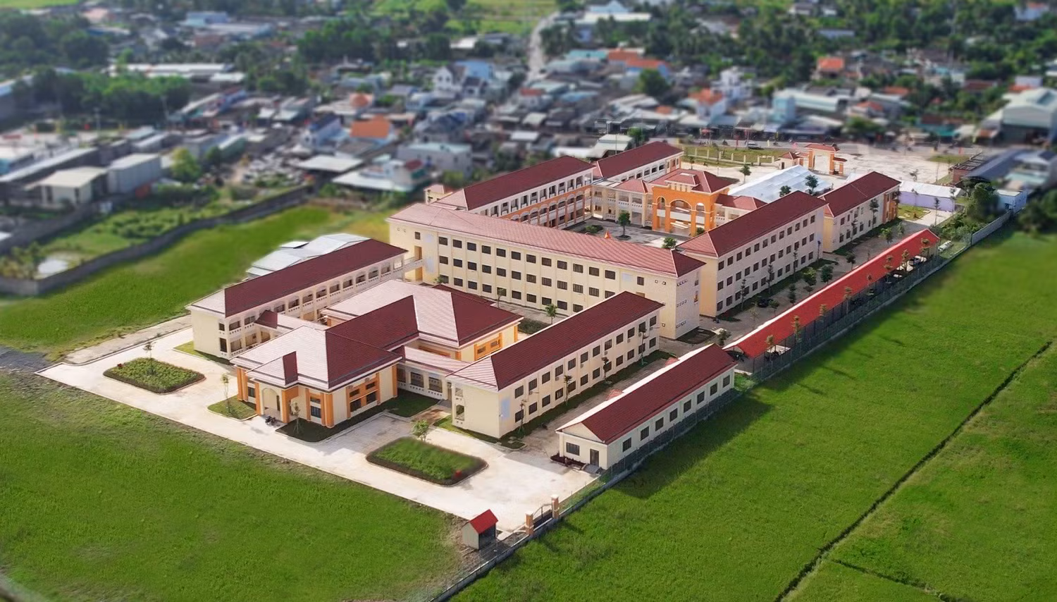 Đại diện Bộ ngành Trung ương và địa phương cùng nhà trường, đơn vị tài trợ thực hiện nghi lễ cắt băng khánh thành. Đại diện Bộ ngành Trung ương và địa phương cùng nhà trường, đơn vị tài trợ thực hiện nghi lễ cắt băng khánh thành.