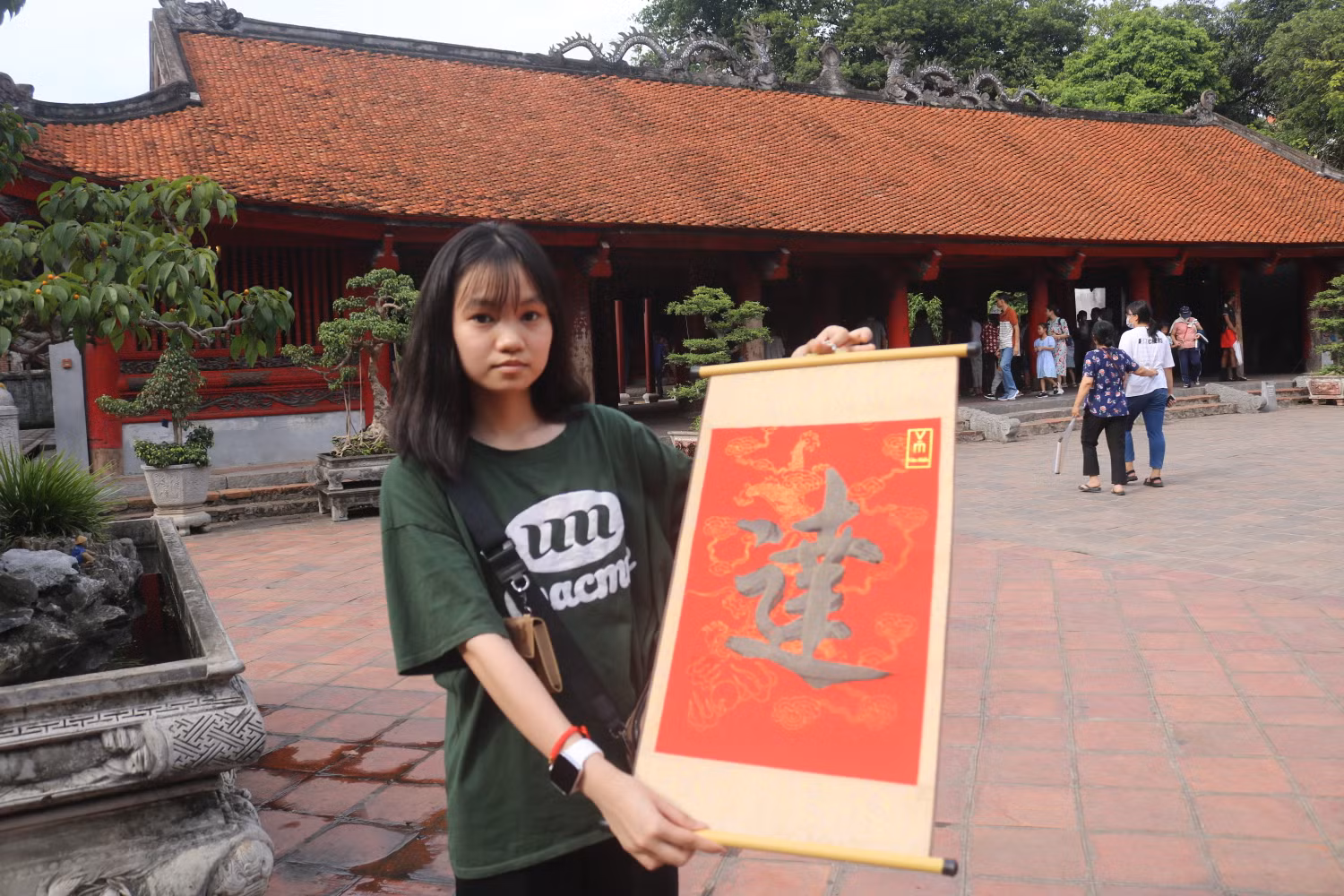 Học sinh Phạm Bảo Thi (học sinh Trường trung học cơ sở Thiện Thành) mong rằng với chữ “Đạt” em xin ở Văn Miếu sẽ giúp em vượt qua kì thi thuận lợi và trúng tuyển vào Trường trung học phổ thông Thạch Bàn.