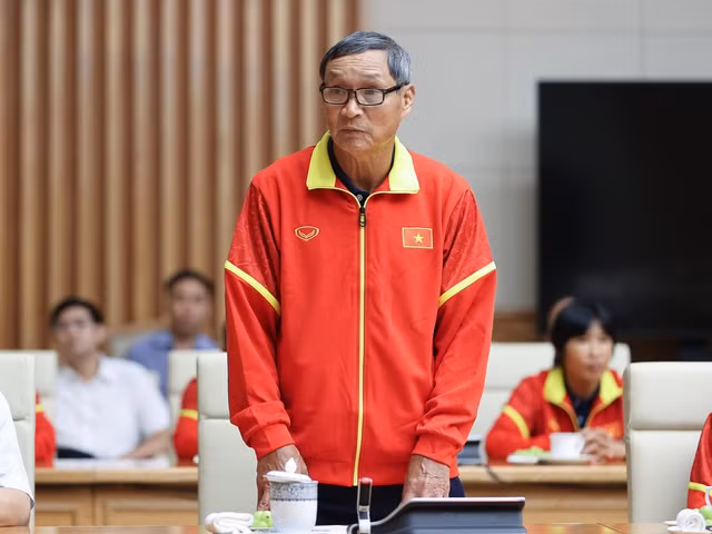 Huấn luyện viên trưởng đội tuyển Mai Đức Chung bày tỏ cảm ơn lãnh đạo Đảng, Nhà nước, Thủ tướng Chính phủ đã quan tâm, định hướng, tạo điều kiện để Đội tuyển bóng đá nữ phát triển. Ảnh: VGP/Nhật Bắc