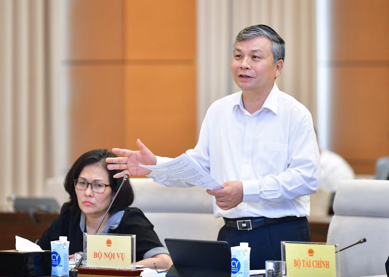 Thứ trưởng Bộ Nội vụ Nguyễn Trọng Thừa: Tiền lương chưa tạo được động lực để giáo viên tâm huyết gắn bó với nghề nghiệp. Thứ trưởng Bộ Nội vụ Nguyễn Trọng Thừa: Tiền lương chưa tạo được động lực để giáo viên tâm huyết gắn bó với nghề nghiệp.