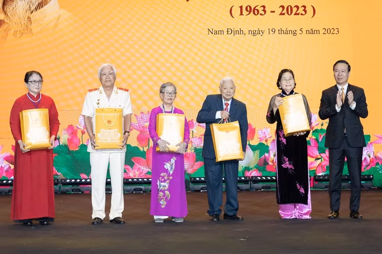 Chủ tịch nước trao quà tới các Bà mẹ Việt Nam anh hùng, các Anh hùng Lực lượng vũ trang, Anh hùng Lao động tại Lễ kỷ niệm.