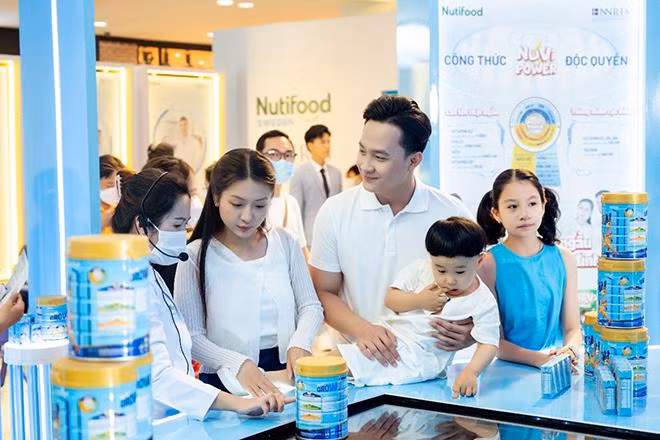 Người tiêu dùng được tư vấn dinh dưỡng tại Triển lãm Viện Nghiên cứu Dinh dưỡng Nutifood Thụy Điển năm 2022