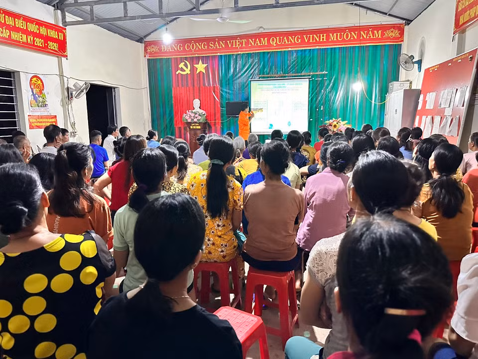 Phối hợp với chính quyền địa phương tổ chức tuyên truyền, phổ biến, hướng dẫn các hộ dân sử dụng điện an toàn, tiết kiệm