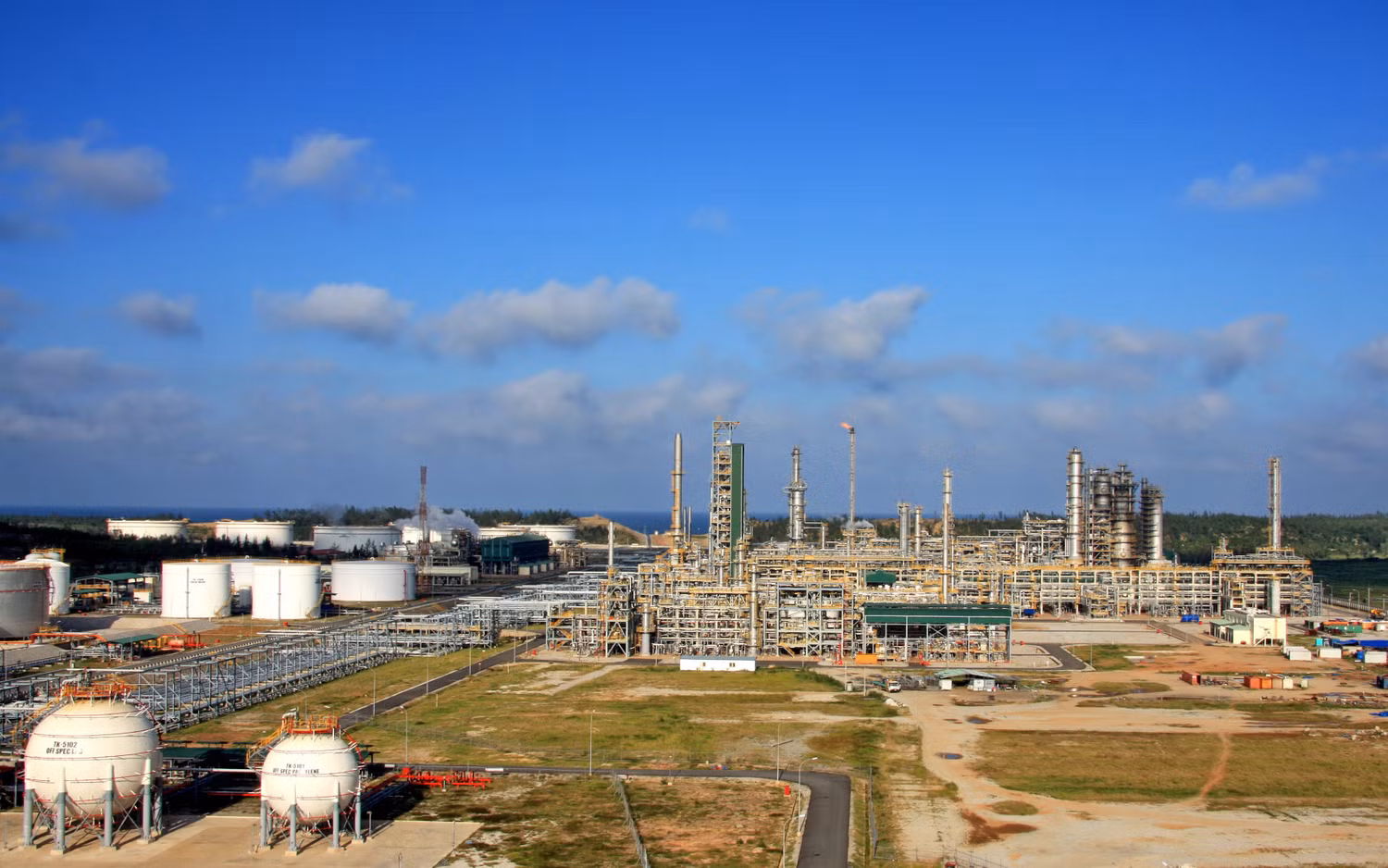 Nhà máy Lọc dầu Dung Quất thường xuyên vận hành trên 100% công suất. Nhà máy Lọc dầu Dung Quất thường xuyên vận hành trên 100% công suất.