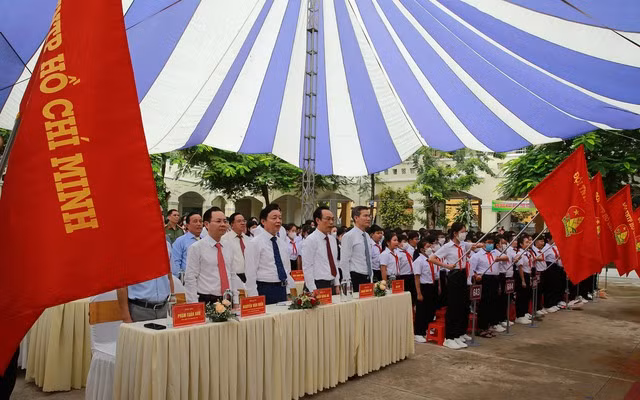 Phó Thủ tướng Trần Hồng Hà, lãnh đạo Bộ Giáo dục và Đào tạo, Văn phòng Chính phủ, Thành phố Cần Thơ và các em học sinh Trường Trung học cơ sở Đoàn Thị Điểm thực hiện nghi lễ chào cờ. Ảnh: VGP/Minh Khôi