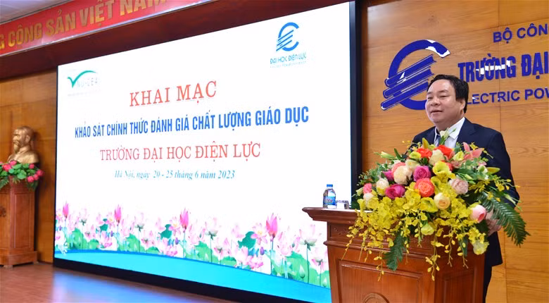 Phó Giáo sư, Tiến sĩ Vũ Đình Ngọ phát biểu tại phiên khai mạc.
