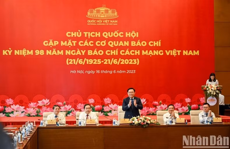 Chủ tịch Quốc hội Vương Đình Huệ cùng các Phó Chủ tịch Quốc hội và lãnh đạo Hội Nhà báo Việt Nam chủ trì buổi gặp mặt. (Ảnh: Duy Linh)