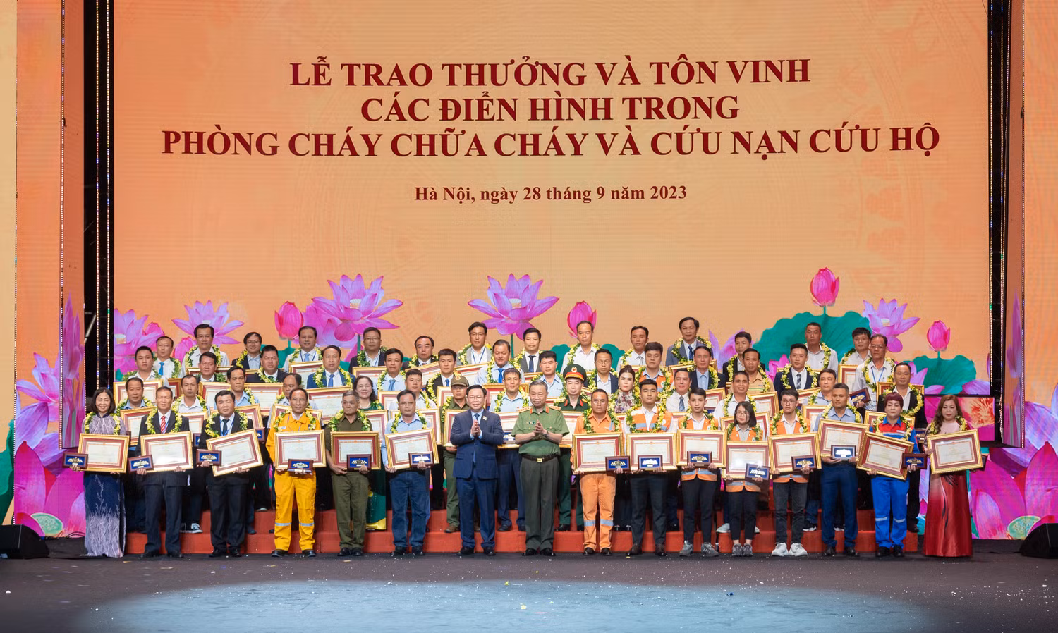 Chủ tịch Quốc hội Vương Đình Huệ và Bộ trưởng Bộ Công an Tô Lâm trao quà lưu niệm và bằng khen của Bộ trưởng Bộ Công an cho các tập thể, cá nhân là điển hình tiên tiến trong phong trào Toàn dân tham gia phòng cháy và chữa cháy. Ảnh: Quochoi.vn