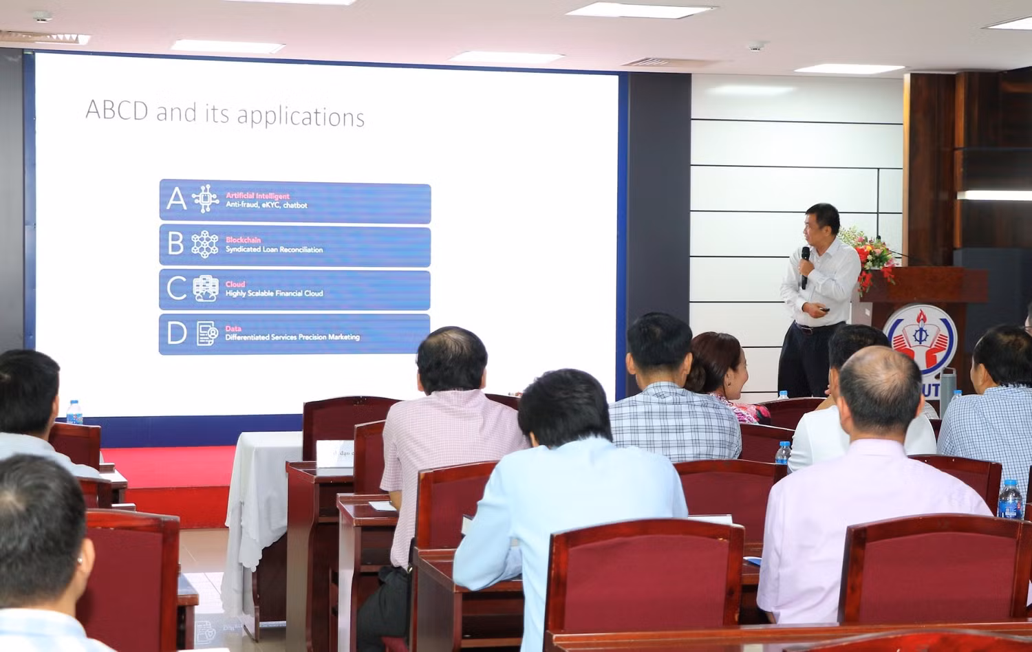 Phó Giáo sư, Tiến sĩ Quản Thành Thơ - Phó Trưởng Khoa Khoa Khoa học và Kỹ thuật máy tính, Trường Đại học Bách khoa, Đại học Quốc gia Thành phố Hồ Chí Minh