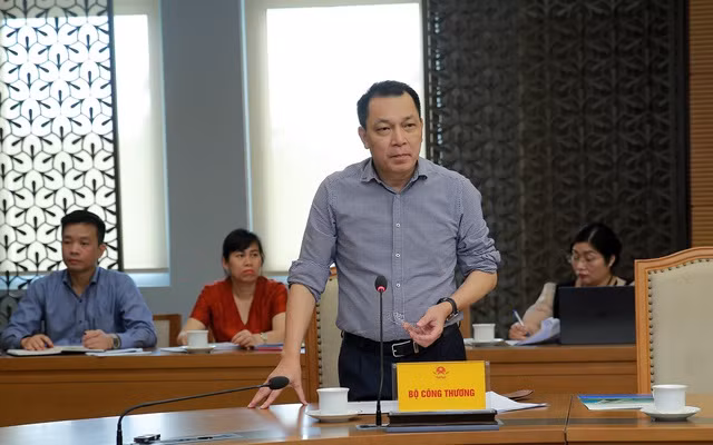 Thứ trưởng Bộ Công Thương Đặng Hoàng An trao đổi về những khó khăn của EVN trong triển khai 2 dự án nhiệt điện khí Ô Môn 3, Ô Môn 4. Ảnh: VGP/Minh Khôi