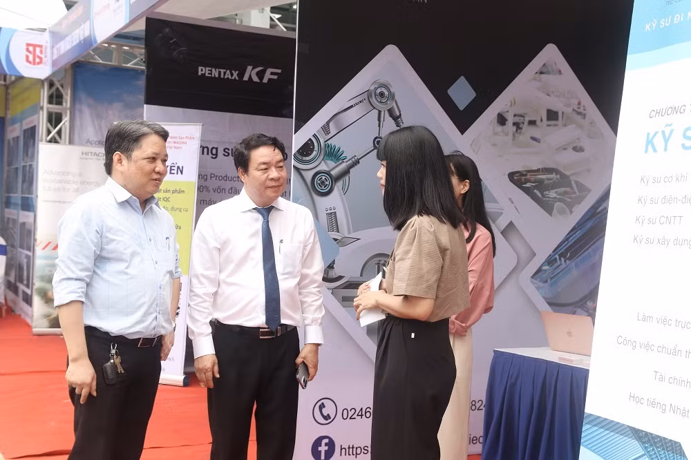 Phó Giáo sư Vũ Đình Ngọ tới tham quan và lắng nghe ý kiến từ các doanh nghiệp tuyển dụng. Phó Giáo sư Vũ Đình Ngọ tới tham quan và lắng nghe ý kiến từ các doanh nghiệp tuyển dụng.