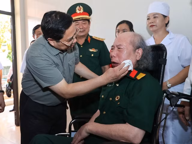 Thủ tướng xúc động bày tỏ, trong sự nghiệp cách mạng của Đảng và dân tộc, đã có lớp lớp những người con ưu tú của đất nước anh dũng chiến đấu, cống hiến và hy sinh. Ảnh: VGP/Nhật Bắc Thủ tướng xúc động bày tỏ, trong sự nghiệp cách mạng của Đảng và dân tộc, đã có lớp lớp những người con ưu tú của đất nước anh dũng chiến đấu, cống hiến và hy sinh. Ảnh: VGP/Nhật Bắc
