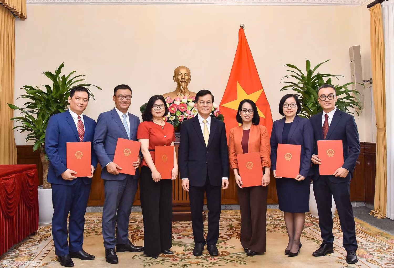 Thứ trưởng Ngoại giao Hà Kim Ngọc và các cán bộ vừa nhận quyết định. Ảnh: Báo Thế giới & Việt Nam Thứ trưởng Ngoại giao Hà Kim Ngọc và các cán bộ vừa nhận quyết định. Ảnh: Báo Thế giới & Việt Nam