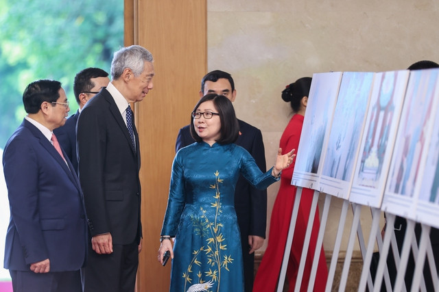 Thủ tướng Phạm Minh Chính và Thủ tướng Singapore Lý Hiển Long xem trưng bày ảnh về quan hệ hợp tác giữa Việt Nam và Singapore. Ảnh: VGP/Nhật Bắc Thủ tướng Phạm Minh Chính và Thủ tướng Singapore Lý Hiển Long xem trưng bày ảnh về quan hệ hợp tác giữa Việt Nam và Singapore. Ảnh: VGP/Nhật Bắc
