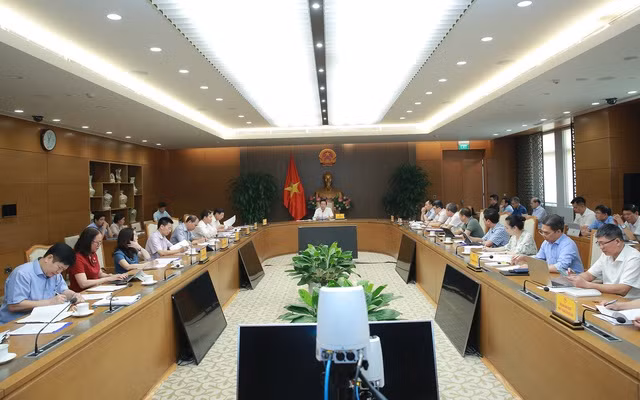 Phó Thủ tướng đề nghị Bộ Công Thương tiếp thu, kế thừa, điều chỉnh tiêu chuẩn về quy mô, phạm vi, công suất để tránh tình trạng các cơ sở sản xuất điện mặt trời kinh doanh lợi dụng chính sách ưu đãi cho điện mặt trời mái nhà. Ảnh: VGP/Minh Khôi Phó Thủ tướng đề nghị Bộ Công Thương tiếp thu, kế thừa, điều chỉnh tiêu chuẩn về quy mô, phạm vi, công suất để tránh tình trạng các cơ sở sản xuất điện mặt trời kinh doanh lợi dụng chính sách ưu đãi cho điện mặt trời mái nhà. Ảnh: VGP/Minh Khôi