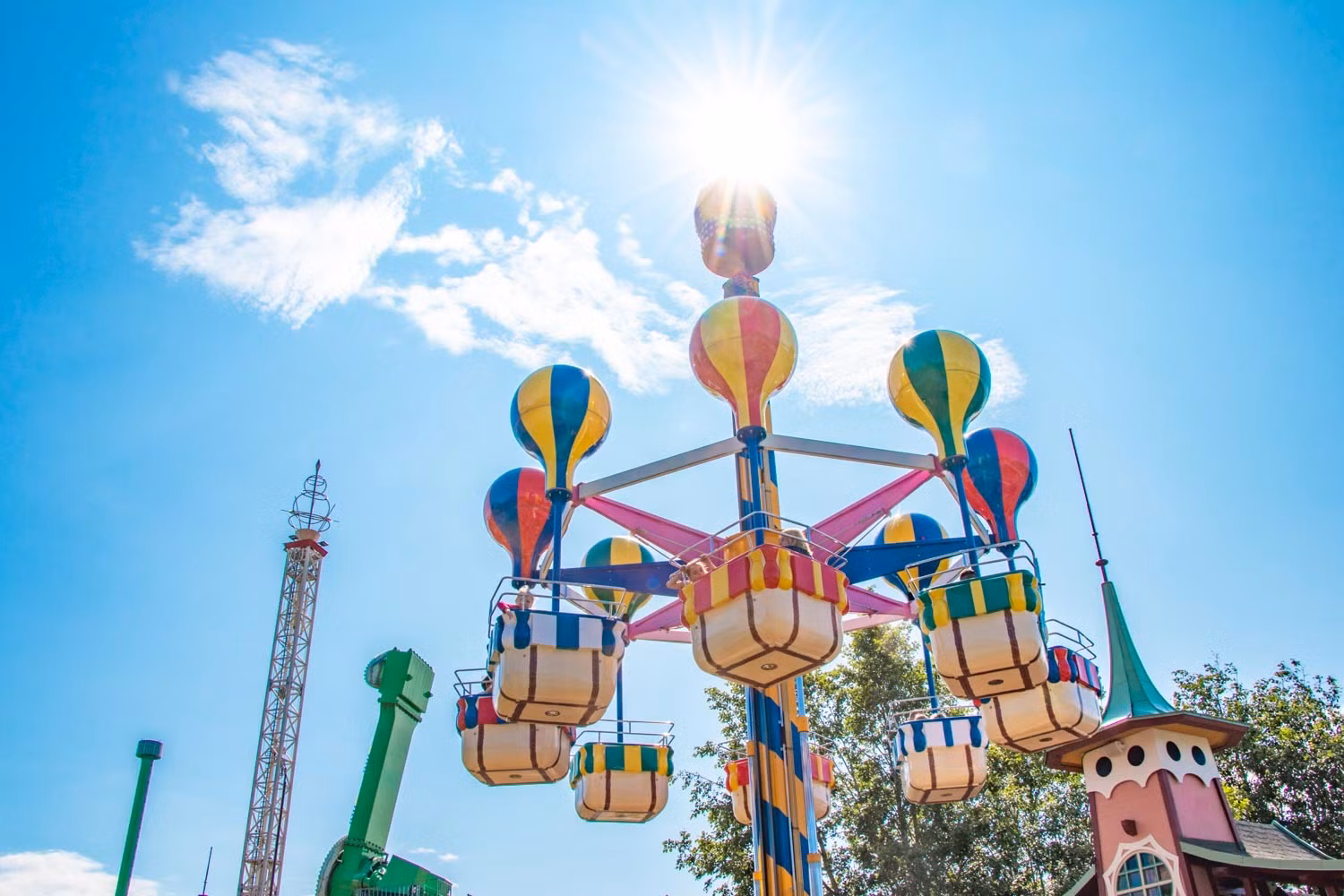 Balloon Tower - một trong những trò chơi hấp dẫn với mọi lứa tuổi, đặc biệt là các em thiếu nhi sẽ xuất hiện tại Royal Wave Park – Hình ảnh minh hoạ. Balloon Tower - một trong những trò chơi hấp dẫn với mọi lứa tuổi, đặc biệt là các em thiếu nhi sẽ xuất hiện tại Royal Wave Park – Hình ảnh minh hoạ.