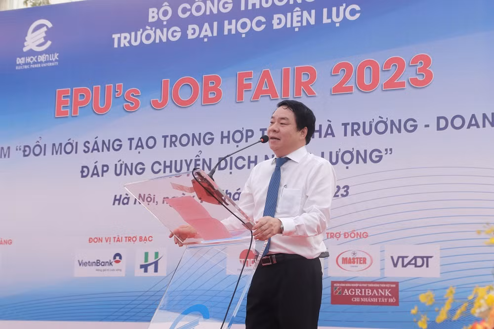 Nhà giáo ưu tú, Phó Giáo sư, Tiến sĩ Vũ Đình Ngọ - Chủ tịch Hội đồng trường, Trường Đại học Điện lực phát biểu khai mạc Ngày hội việc làm EPU’s JOB FARI 2023. Nhà giáo ưu tú, Phó Giáo sư, Tiến sĩ Vũ Đình Ngọ - Chủ tịch Hội đồng trường, Trường Đại học Điện lực phát biểu khai mạc Ngày hội việc làm EPU’s JOB FARI 2023.