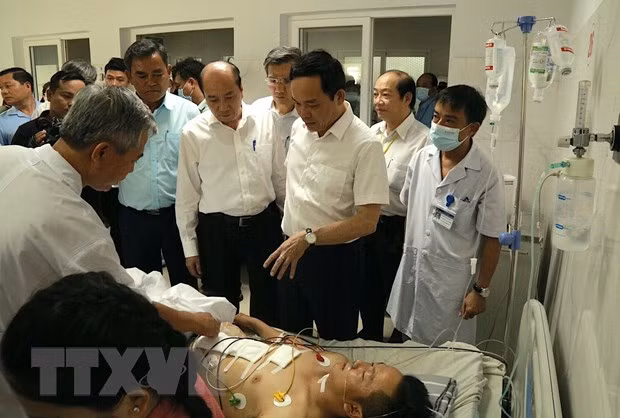 Phó Thủ tướng Chính phủ Trần Lưu Quang đến thăm hỏi, động viên hai cán bộ Công an xã Ea Ktur bị thương trong vụ nhóm người chưa xác định danh tính dùng súng tấn công trụ dùng súng tấn công trụ sở Uỷ ban nhân dân xã Ea Tiêu và xã Ea Ktur, huyện Cư Kuin, Đắk Lắk. (Ảnh: Quang Thái/TTXVN) Phó Thủ tướng Chính phủ Trần Lưu Quang đến thăm hỏi, động viên hai cán bộ Công an xã Ea Ktur bị thương trong vụ nhóm người chưa xác định danh tính dùng súng tấn công trụ dùng súng tấn công trụ sở Uỷ ban nhân dân xã Ea Tiêu và xã Ea Ktur, huyện Cư Kuin, Đắk Lắk. (Ảnh: Quang Thái/TTXVN)