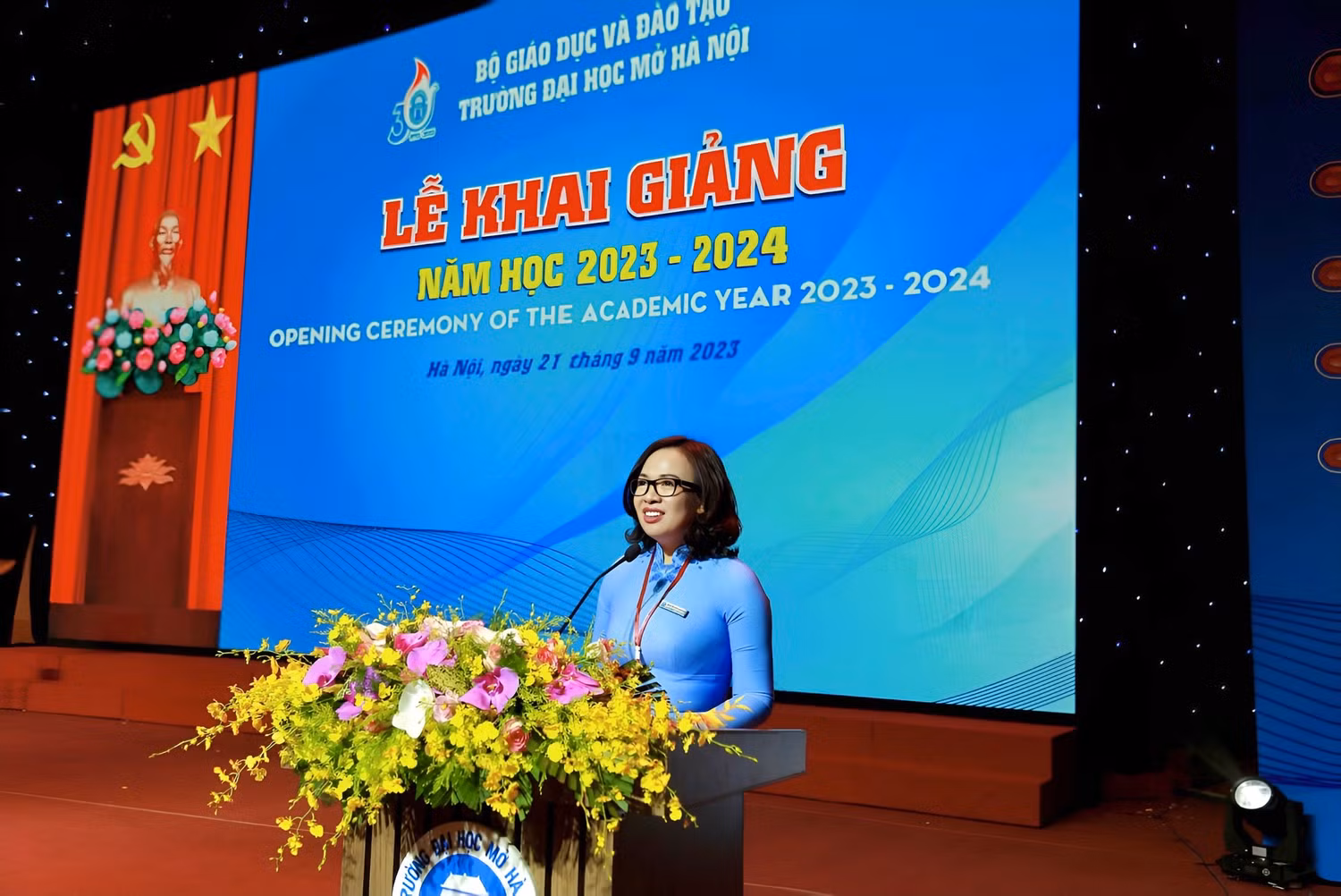 Phó Giáo sư, Tiến sĩ Nguyễn Thị Nhung - Ủy viên Ban Thường vụ Đảng ủy, Hiệu trưởng Trường Đại học Mở Hà Nội phát biểu khai giảng năm học mới. Ảnh: NTCC
