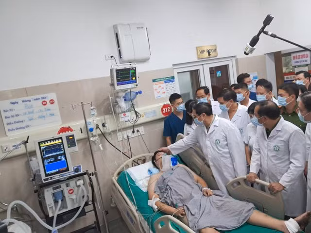 Thủ tướng tới Bệnh viện Bạch Mai, kiểm tra công tác cứu chữa những người gặp nạn, động viên các y bác sĩ đang làm nhiệm vụ này. Ảnh: VGP Thủ tướng tới Bệnh viện Bạch Mai, kiểm tra công tác cứu chữa những người gặp nạn, động viên các y bác sĩ đang làm nhiệm vụ này. Ảnh: VGP