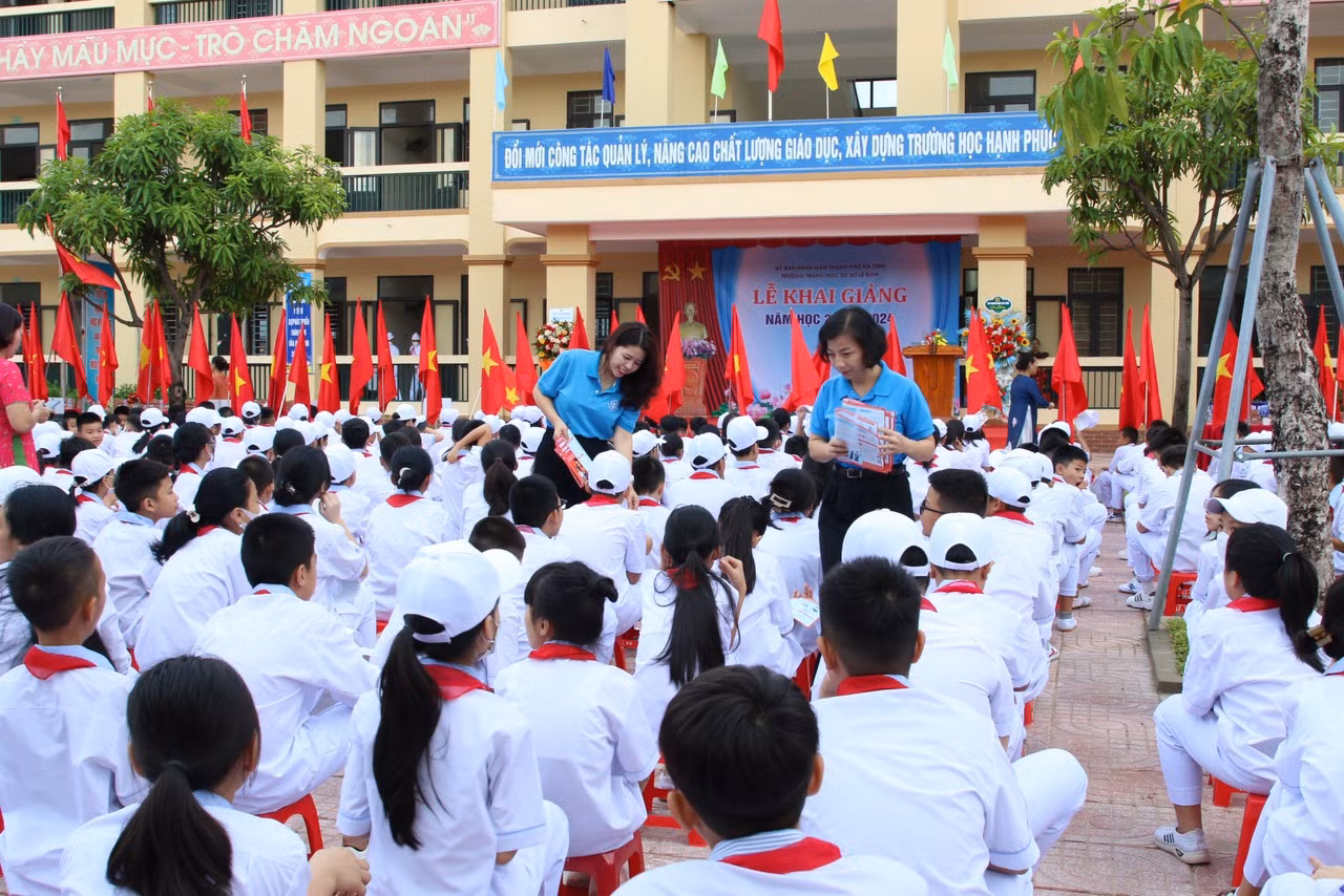 Bảo hiểm xã hội Hà Tĩnh ra quân tuyên truyền bảo hiểm y tế học sinh tại các trường học. Bảo hiểm xã hội Hà Tĩnh ra quân tuyên truyền bảo hiểm y tế học sinh tại các trường học.