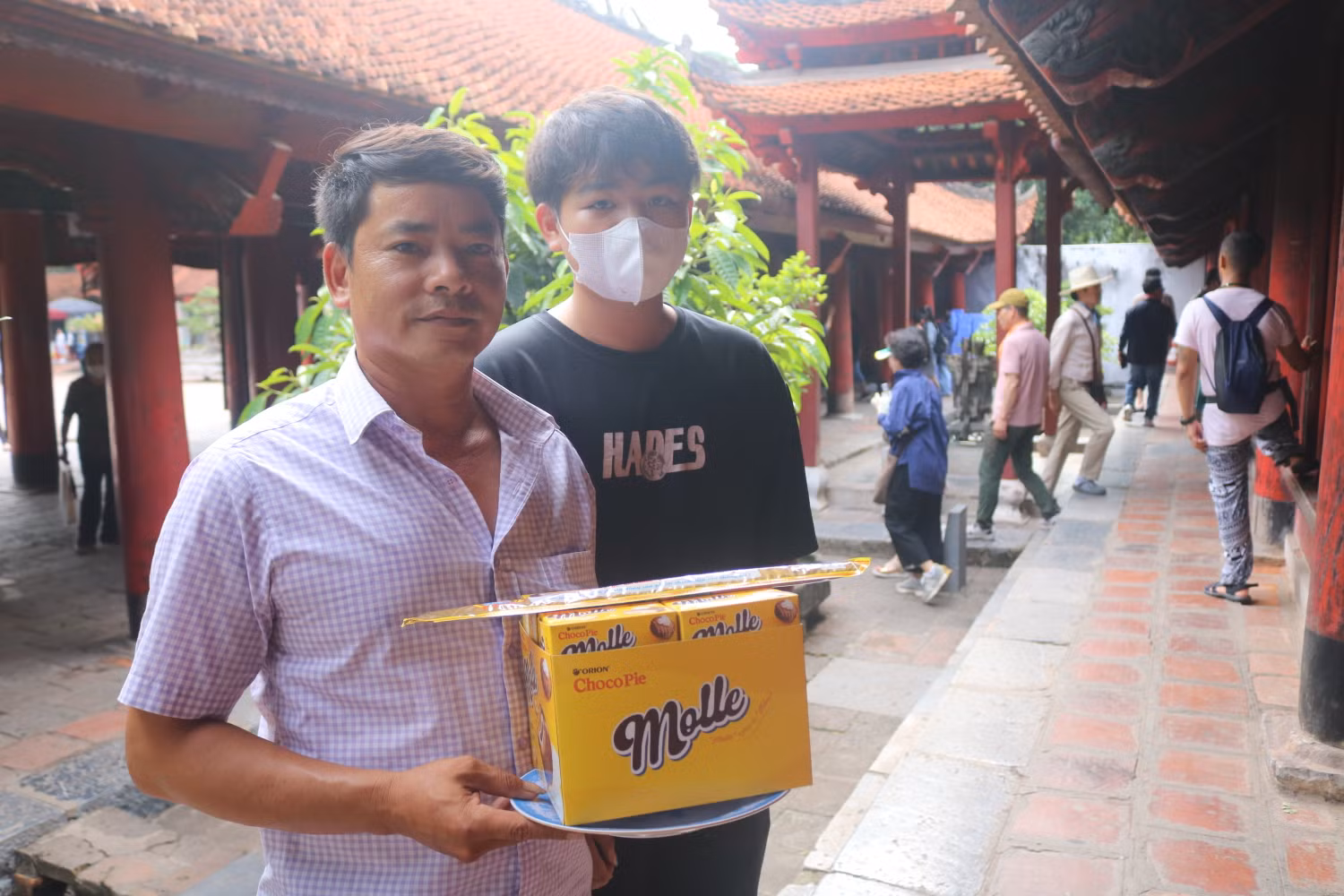 Anh Trần Văn Hùng, Bắc Từ Liêm (đứng bên trái) cho hay hôm nay anh nghỉ làm để đưa con đi làm thủ tục thi từ sáng 9/6/2023. Chiều anh chở con đến làm lễ để con giải tỏa bớt căng thẳng trước khi thi.