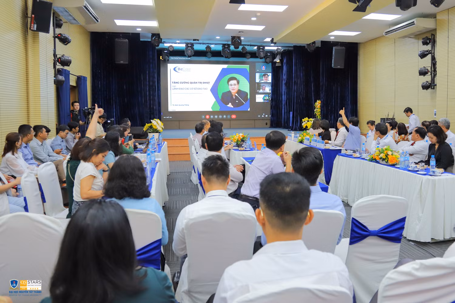 Các diễn giả trình bày tham luận thông qua hình thức trực tuyến Các diễn giả trình bày tham luận thông qua hình thức trực tuyến