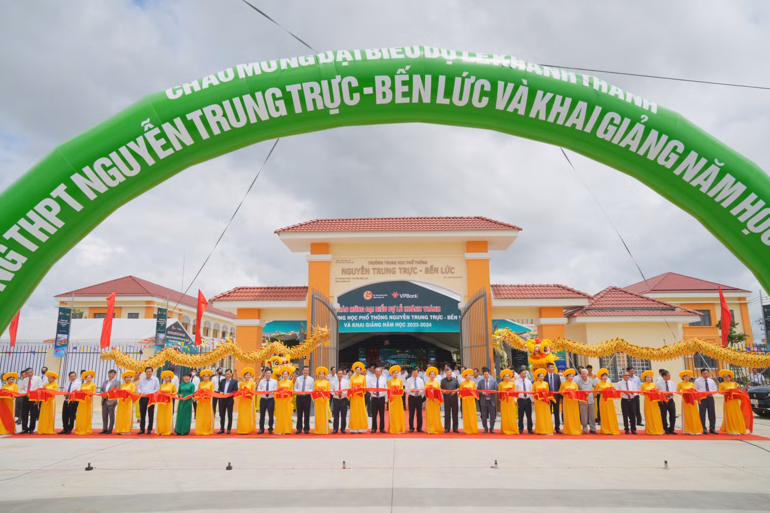 Toàn cảnh Trường Trung học phổ thông Nguyễn Trung Trực – Bến Lức. Toàn cảnh Trường Trung học phổ thông Nguyễn Trung Trực – Bến Lức.