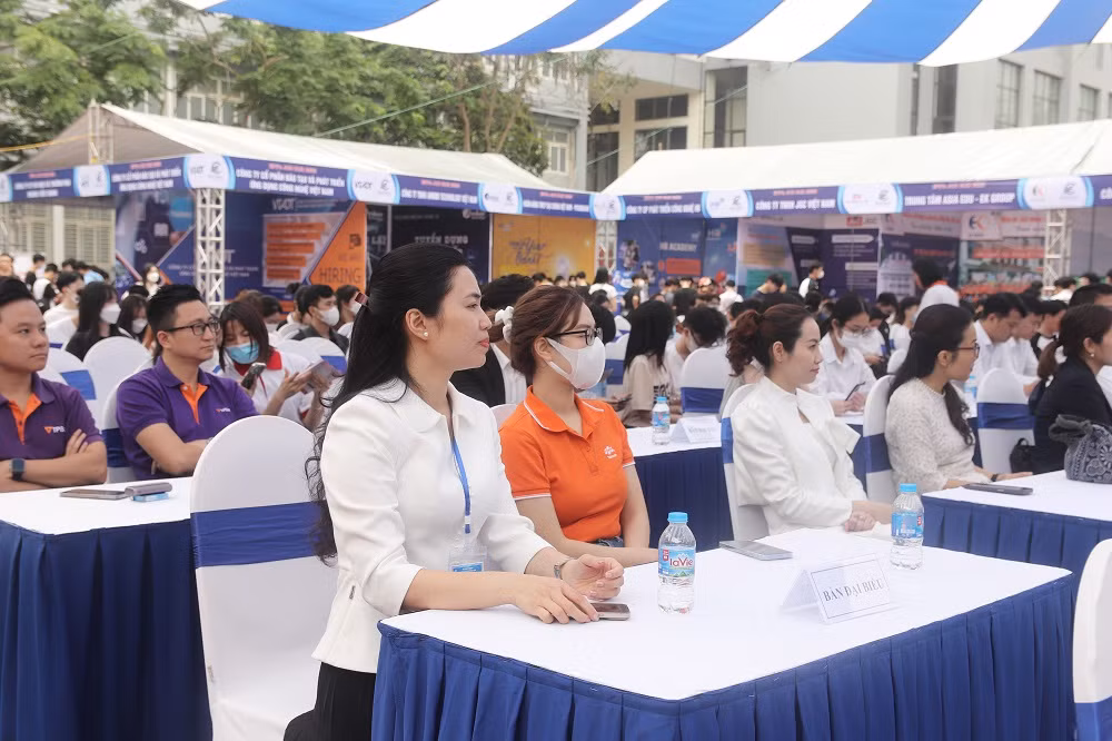 Đại biểu tham gia sự kiện là các doanh nghiệp, đơn vị có nhu cầu tuyển dụng nhân sự. Đại biểu tham gia sự kiện là các doanh nghiệp, đơn vị có nhu cầu tuyển dụng nhân sự.