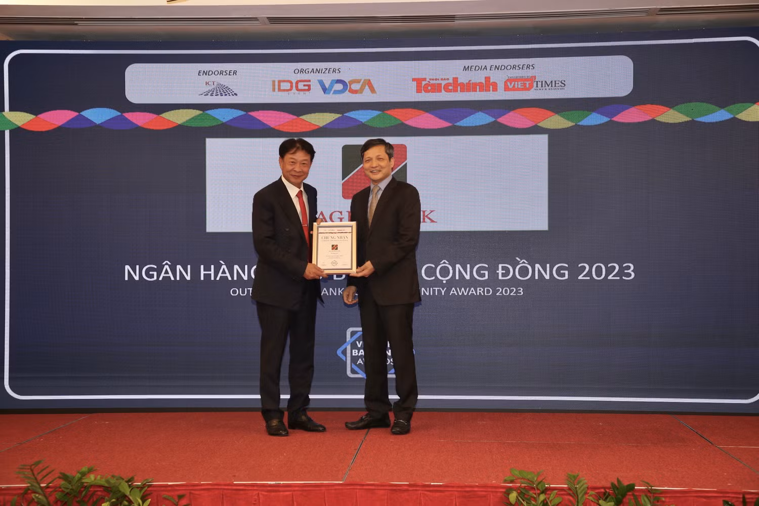 Ông Vũ Viết Ngoạn – Chủ tịch Ủy ban giám sát Tài chính Quốc gia (phải) trao Giải thưởng “Ngân hàng tiêu biểu vì cộng đồng” cho đại diện Agribank. Ông Vũ Viết Ngoạn – Chủ tịch Ủy ban giám sát Tài chính Quốc gia (phải) trao Giải thưởng “Ngân hàng tiêu biểu vì cộng đồng” cho đại diện Agribank.