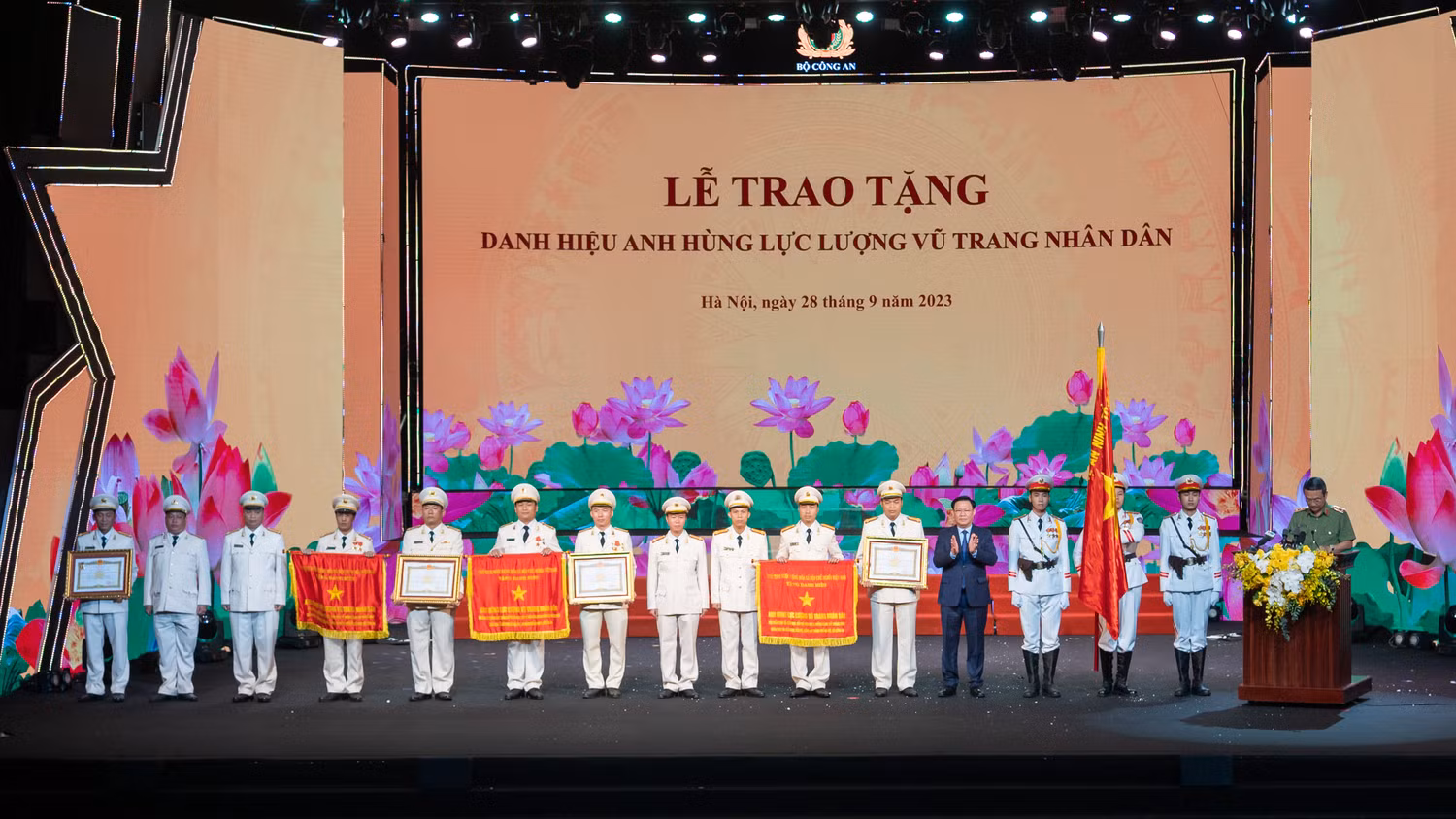 Thay mặt lãnh đạo Đảng, Nhà nước, Chủ tịch Quốc hội Vương Đình Huệ trao tặng danh hiệu Anh hùng lực lượng vũ trang Nhân dân cho 03 tập thể, 01 cá nhân đã có thành tích đặc biệt xuất sắc trong bảo vệ an ninh quốc gia, giữ gìn trật tự an toàn xã hội, góp phần vào sự nghiệp xây dựng xã hội và bảo vệ tổ quốc. Ảnh: Quochoi.vn